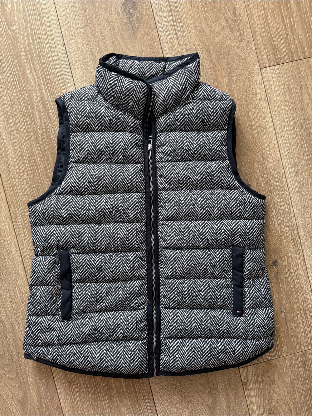 Tommy Hilfiger Quilted Herringbone Vest - Navy & White